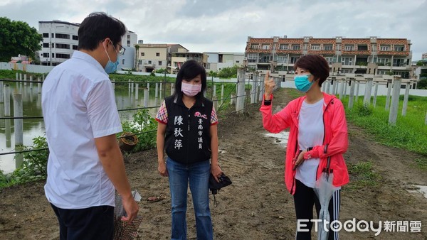 ▲南大附中興建太陽能光電基樁，引發居民反彈而停工，居民發現廠商在工地偷挖掩埋廢棄物，立委陳亭妃及市議員陳秋萍獲報前往會勘要求嚴查嚴辦。（圖／記者林悅翻攝，下同）