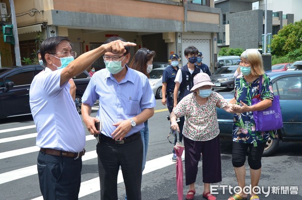 ▲南投縣長林明溱（左）赴南投市AZ疫苗接種站視察。（圖／南投縣政府提供）