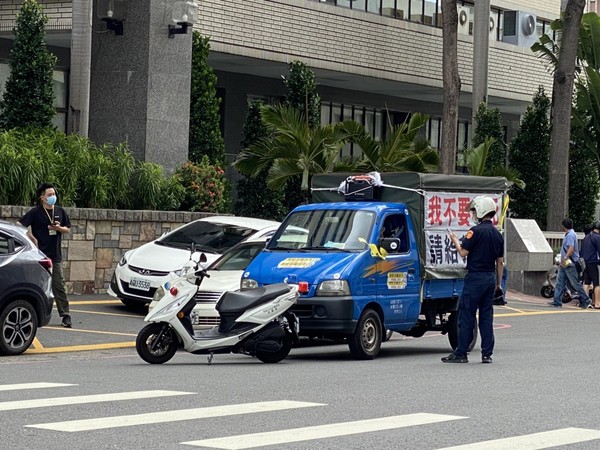 ▲宣傳車到四維附近按喇叭抗議  。（圖／徐尚賢提供）