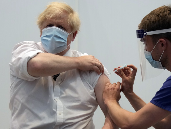 ▲▼英國首相強生接種第二劑新冠疫苗。（圖／達志影像／美聯社）