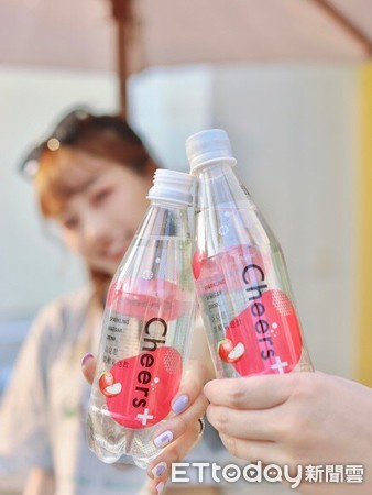 ▲氣泡水領導品牌Cheers+推出首支果醋氣泡飲，主打維持消化機能、促進新陳代謝等機能性訴求。（圖／泰山提供）