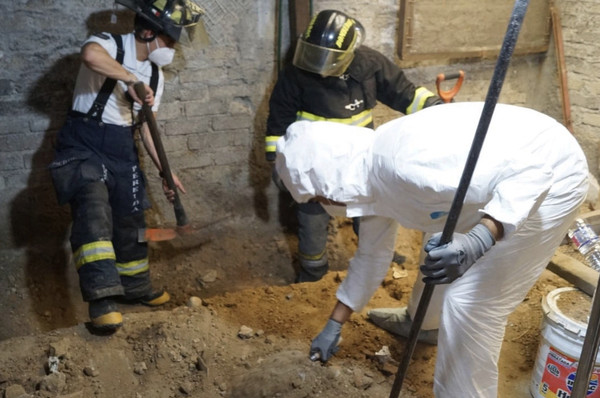 ▲▼警方在門多薩家地下室起出女性殘骸和生前的個人物品。（圖／翻攝自推特「@WikiBious」）