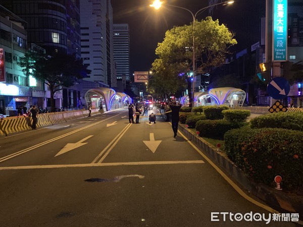 ▲▼台中市台灣大道二段16日發生一起車禍，一名女子因不明原因路倒，遭汽車輾過爆頭慘死。（圖／記者鄧木卿翻攝）