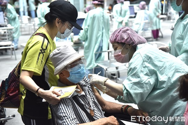▲▼新光醫院於國立台灣科教館設立接種站替台北市85歲以上長者施打AZ疫苗。（圖／記者李毓康攝）