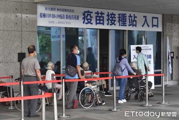 ▲▼新光醫院於國立台灣科教館設立接種站替台北市85歲以上長者施打AZ疫苗。（圖／記者李毓康攝）