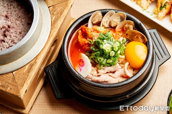 ▲兩班家餐飲集團旗下6家韓式餐飲品牌也推出外帶餐 。（圖／兩班家餐飲集團提供）