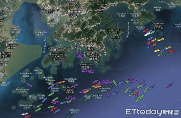 鹽田港外48艘候港船隻。（圖／翻攝自推特）