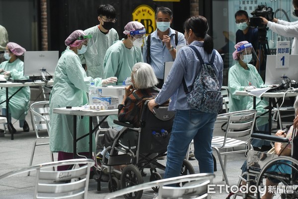 ▲▼新光醫院於國立台灣科教館設立疫苗接種站替台北市85歲以上長者施打AZ疫苗,COVID-19疫苗,新冠肺炎,武漢肺炎,接種疫苗,副作用,不良反應,群體免疫,法定傳染病,醫護人員,防護衣,老年人,老人家。（圖／記者李毓康攝）