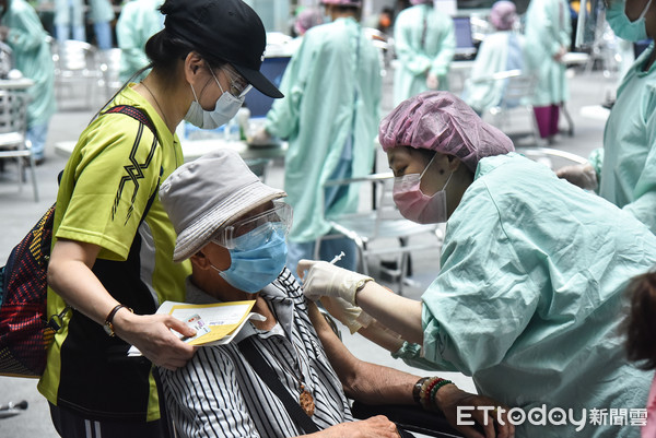 ▲▼新光醫院於國立台灣科教館設立疫苗接種站替台北市85歲以上長者施打AZ疫苗,COVID-19疫苗,新冠肺炎,武漢肺炎,接種疫苗,副作用,不良反應,群體免疫,法定傳染病,醫護人員,防護衣,老年人,老人家。（圖／記者李毓康攝）