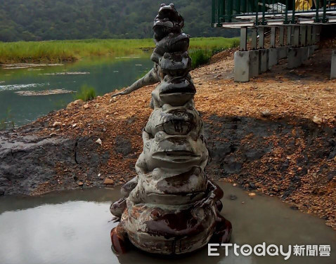 ▲九蛙疊像今天已重新接觸水面。（圖／日月潭國家風景區管理處提供）