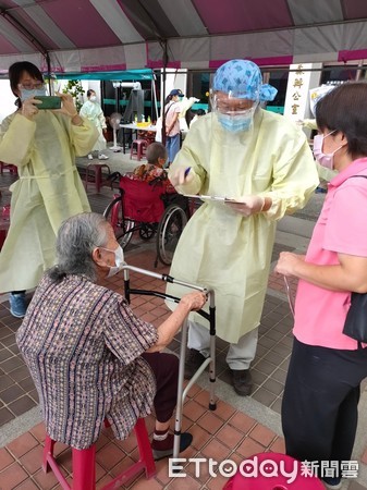 ▲台南市東區公所主任秘書陳俊達在家屬同意下，將阿嬤「公主抱」衝進入衛生所施打，現場民眾拍下這一幕，上傳網路上成暖心的美景。（圖／記者林悅翻攝，下同）