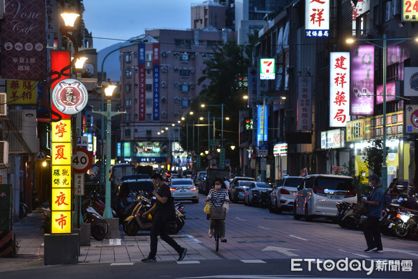▲台北市宣佈夜市微解封上路，寧夏夜市將有40攤商準備營業。（圖／記者李毓康攝）