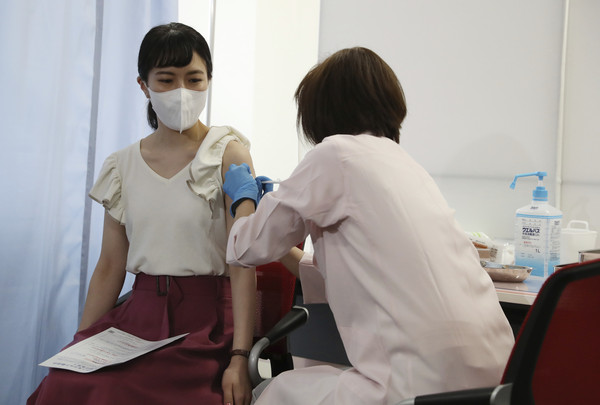 ▲▼ 日本航空14日起為東京國際機場工作人員接種疫苗。（圖／達志影像）