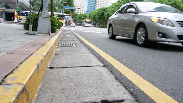 ▲▼防疫便民措施，新北市府路邊停車格假日開放停車及免收費。（圖／新北市府提供）