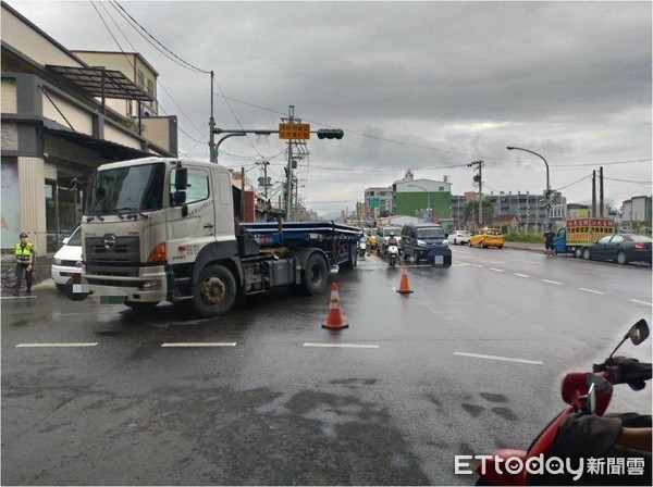 ▲東港大橋底下發生車禍             。（圖／民眾提供，以下同）