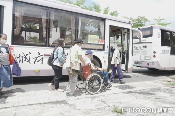 ▲台南市交通局協調客運業者，開出免費的「疫苗溫馨接送專車」服務，以無障礙低地板公車接送在地長者前往接種站打疫苗，受到長者肯定嘉許。（圖／記者林悅翻攝，下同）