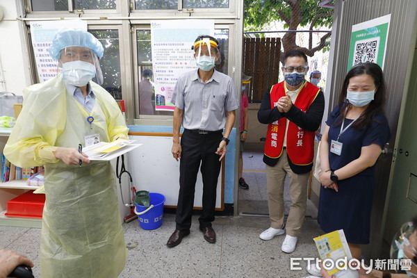 ▲▼東森集團做公益不落人後，由東森直消代表贊助台北市施打疫苗現場的帳篷和移動冷氣。東森直消郭恆志執行長以及台北市教育局副局長陳素慧，一同參觀位於西門國小的疫苗接種站，帳蓬及移動冷氣為施打疫苗的長者提供舒適的接種環境。（圖／記者湯興漢攝）