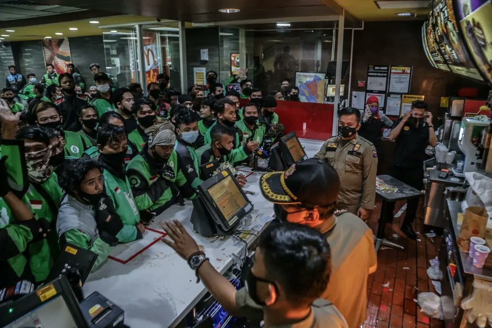 ▲印尼外送員瞬間擠爆麥當勞，荒唐情景彷彿哏圖。（圖／翻攝自@Gerardab）