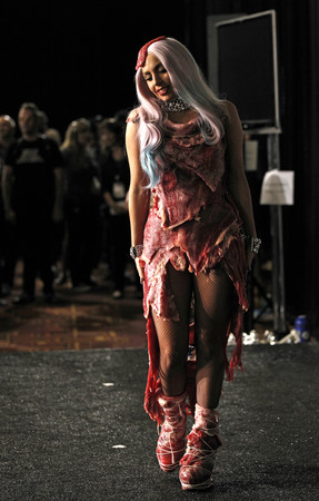 ▲▼女神卡卡（Lady Gaga）在10年前穿的「生肉裝」，經過特殊處理後保存了下來。（圖／達志影像／美聯社）