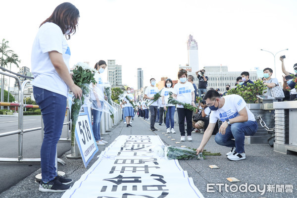 ▲國民黨全體立委手持白菊花於總統府抗議總統蔡英文草菅人命，要求立即進口疫苗。（圖／記者林敬旻攝）