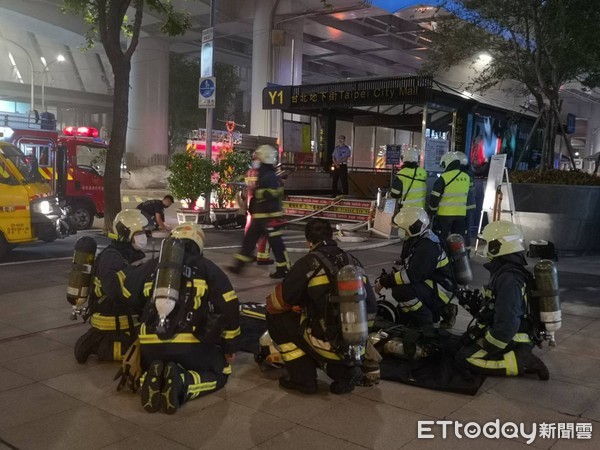 快訊／台北市捷運地下街發生火警！消防員衝入搶救