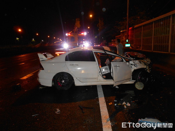 ▲國道1號中山高鼎金路段發生一起死亡車禍，葉姓副座女乘客疑似未扣安全帶           。（圖／吳奕靖翻攝）