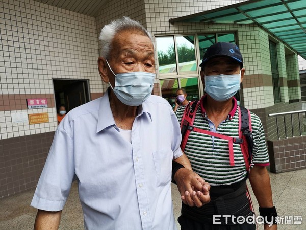 ▲彰化縣90歲長者施打疫苗。（圖／記者唐詠絮攝，以下同）