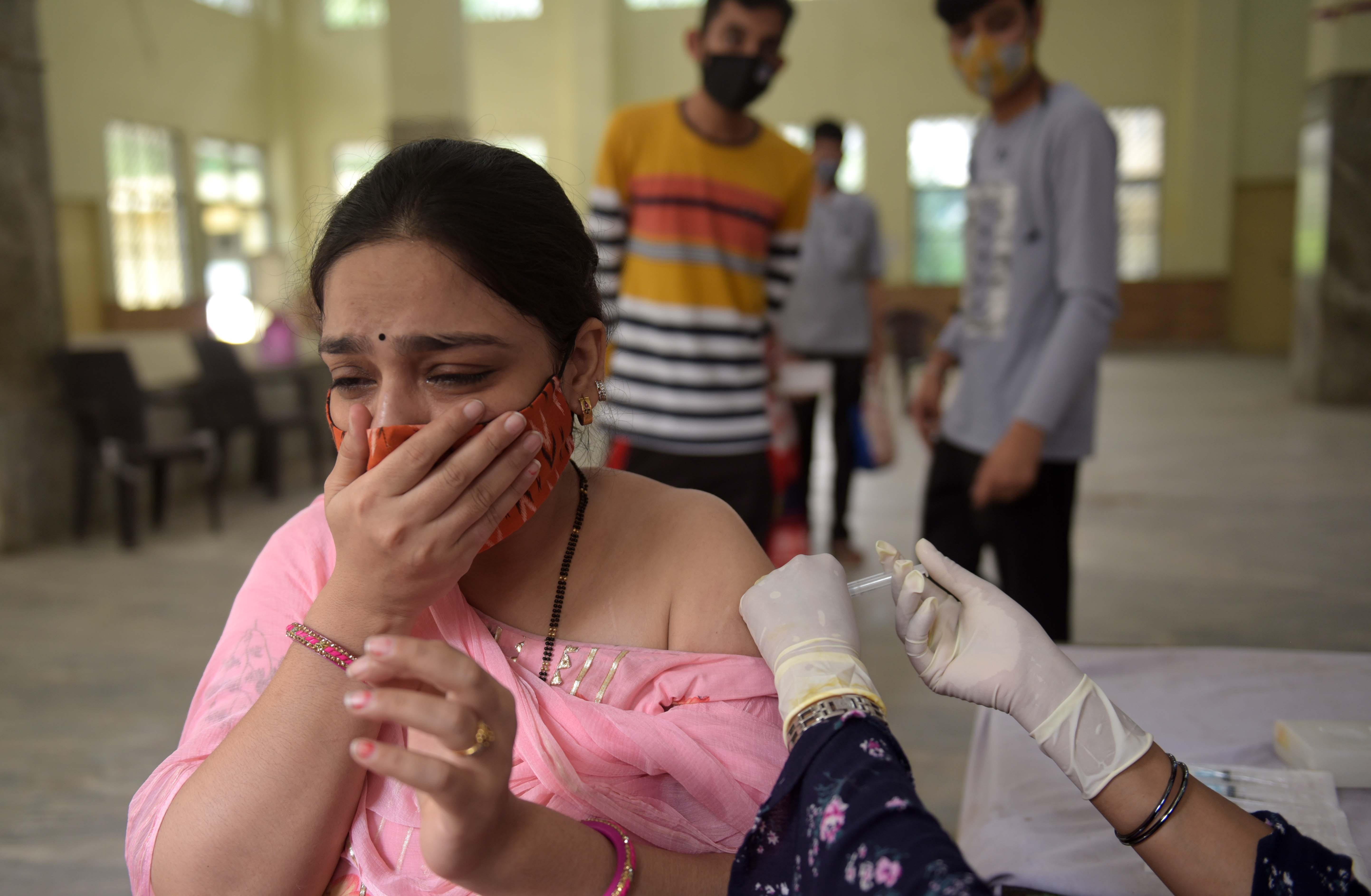 ▲▼ 印度哈里亞納邦古爾岡一名婦女接種疫苗。（圖／達志影像）