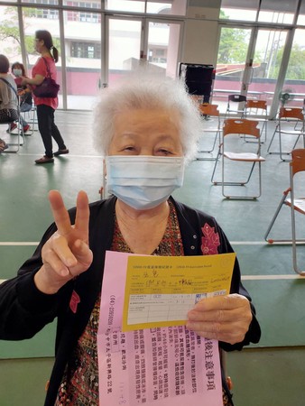 ▲▼台中今天起為80至84歲長者施打疫苗，快打站常出現溫馨畫面。（圖／記者鄧木卿翻攝）