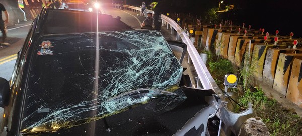 ▲許男開著豐田86逆向超車失敗，對撞逆向來車困車上。（圖／記者游宗樺翻攝）