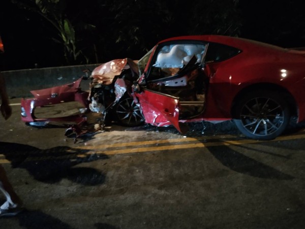 ▲許男開著豐田86逆向超車失敗，對撞逆向來車困車上。（圖／記者游宗樺翻攝）