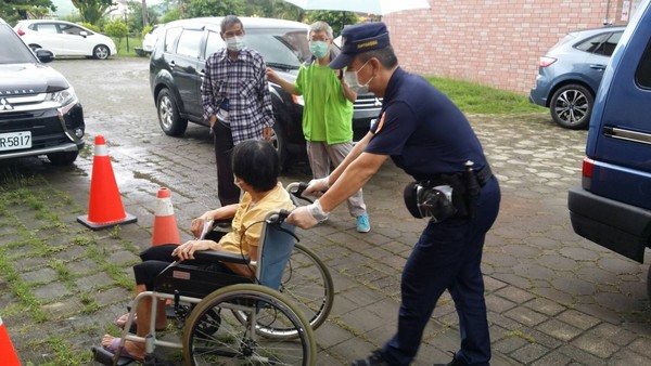 ▲▼旗山分局貼心暖警冒雨助年老長者接種疫苗。（圖／記者黃子倩翻攝）