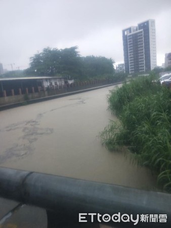 ▲▼高雄清晨雷雨交加，各地區出現災情 。（圖／記者許宥孺翻攝）