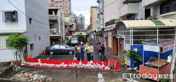 ▲台南20日凌晨降雨導致永康區中華路154巷約20戶淹水，水利局、永康區公所及相關單位，第一時間增加當地抽水機組及吊放太空包等應變措施。（圖／記者林悅翻攝，下同）