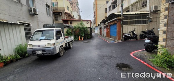 ▲台南20日凌晨降雨導致永康區中華路154巷約20戶淹水，水利局、永康區公所及相關單位，第一時間增加當地抽水機組及吊放太空包等應變措施。（圖／記者林悅翻攝，下同）