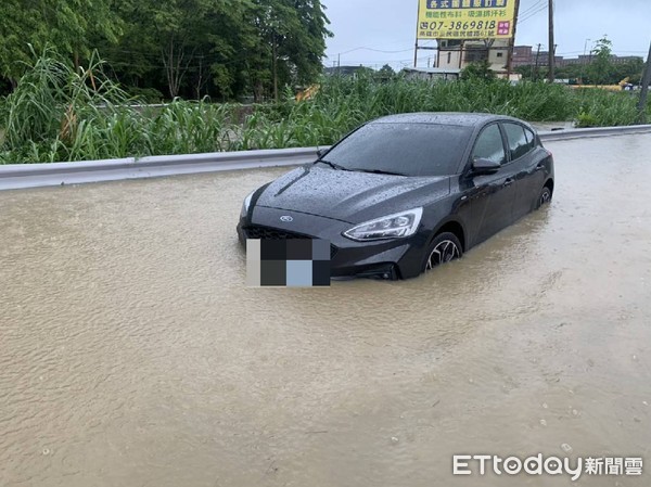 ▲高雄一名孕婦開車，強渡積水區域受困，打電話求救            。（圖／記者吳奕靖翻攝）