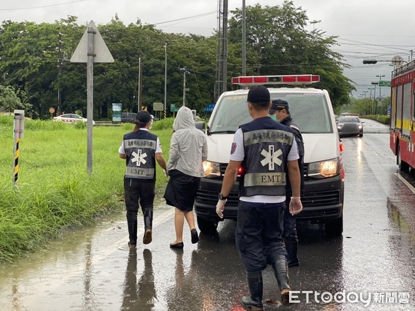 ▲高雄一名孕婦開車，強渡積水區域受困，打電話求救            。（圖／記者吳奕靖翻攝）