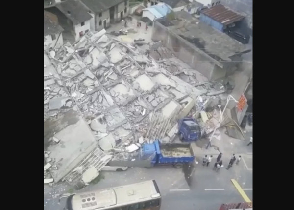 ▲▼湖南民宅倒塌12人被壓！已3死7傷「2人受困中」。（圖／翻攝CCTV）