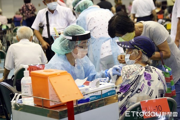 ▲嘉義市政府宣布即日起開放75歲以上長者接種疫苗     。（圖／嘉義市政府提供）