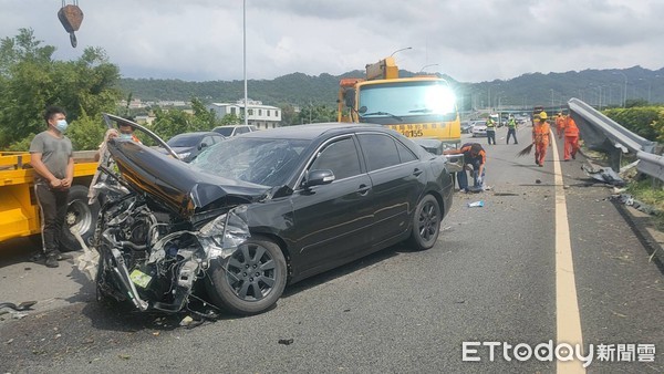 ▲▼國道1號苗栗銅鑼段自撞車禍，少女拋飛命危。（圖／記者陳凱力翻攝）