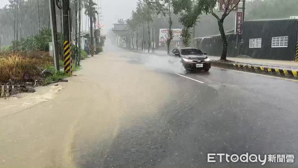 ▲竹山鎮多處因瞬間大雨而淹水。（圖／記者高堂堯翻攝）