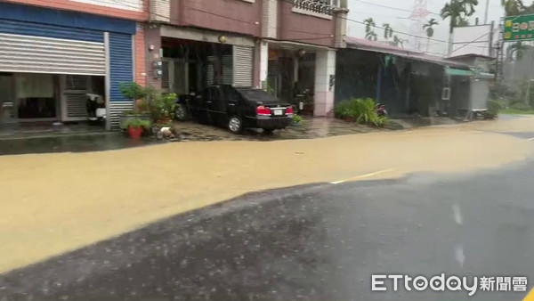 ▲竹山鎮多處因瞬間大雨而淹水。（圖／記者高堂堯翻攝）