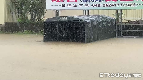 ▲竹山鎮多處因瞬間大雨而淹水。（圖／記者高堂堯翻攝）