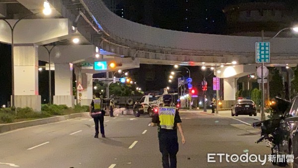 ▲▼偵防車車頭全爛，偵查隊副隊長翁啟元眼睛掛彩，與同車警員一同就醫。（圖／記者游宗樺攝）