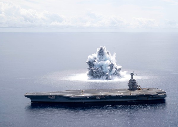 ▲▼航母福特號（USS Gerald R. Ford）18日在東岸進行「全艦衝擊試驗」。（圖／翻攝自推特／@Warship_78）