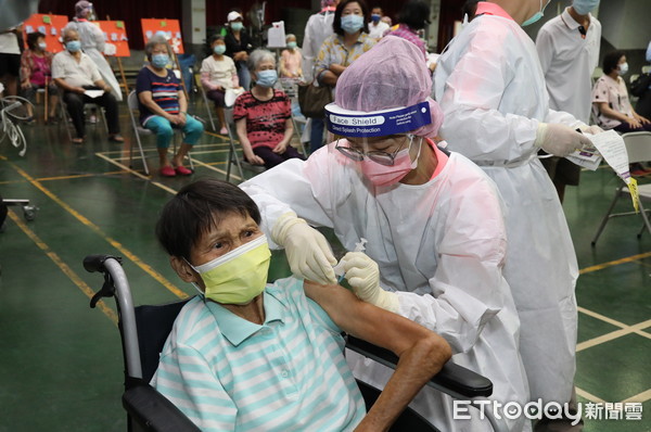 ▲嘉義縣第3波疫苗接種下修75歲以上開打。（圖／嘉義縣政府提供）