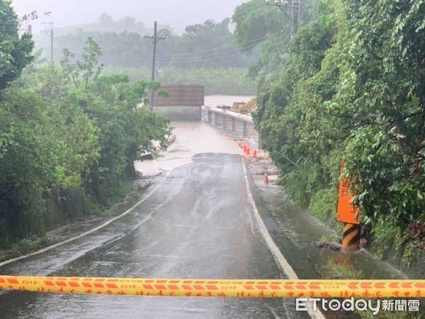 ▲台南市左鎮大雨，造成淹水而封閉4座橋，警方籲請民眾改道行駛。（圖／記者林悅翻攝，下同）