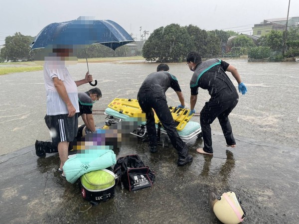 ▲彰化婦人騎車衝進稻田溺水不治。（圖／彰化縣消防局提供）