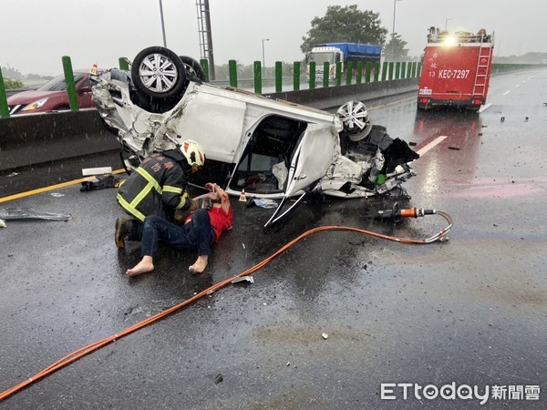 ▲警消到場發現陳姓駕駛受困車中，隨即進行破壞車門將駕駛從車內救出，所幸駕駛意識清楚，但頭部、手部有撕裂傷。（圖／民眾提供）（圖／記者蔡佩旻翻攝）