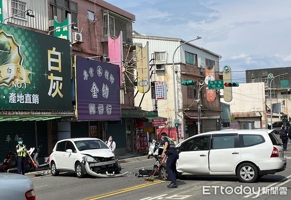 ▲警方測量現場釐清車禍肇事原因。（圖／八德警分局提供）